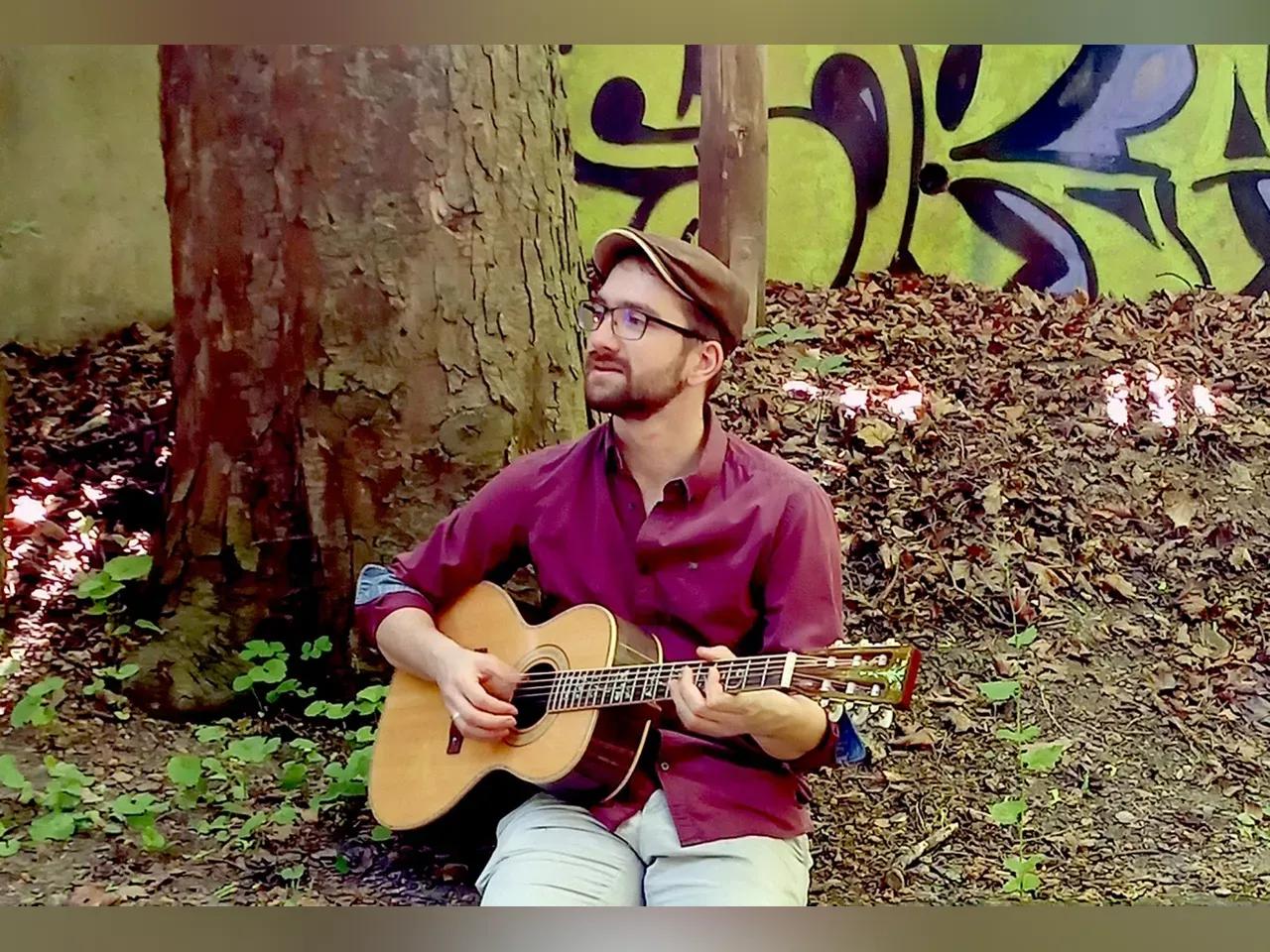 Micha Brauer mit Gitarre